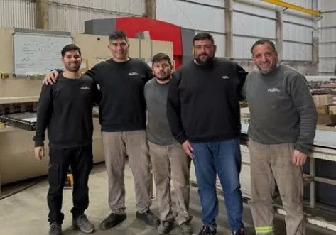El equipo del taller de Leo-Mar, en el sector de corte y plegado